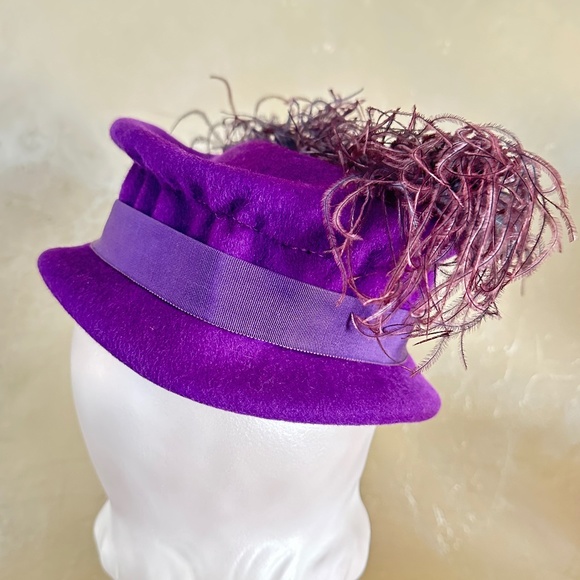 STELLAR 1940s' PURPLE HAT WITH GATHERED CROWN, GROSGRAIN TRIM + OSTRICH FEATHERS - Picture 5 of 14